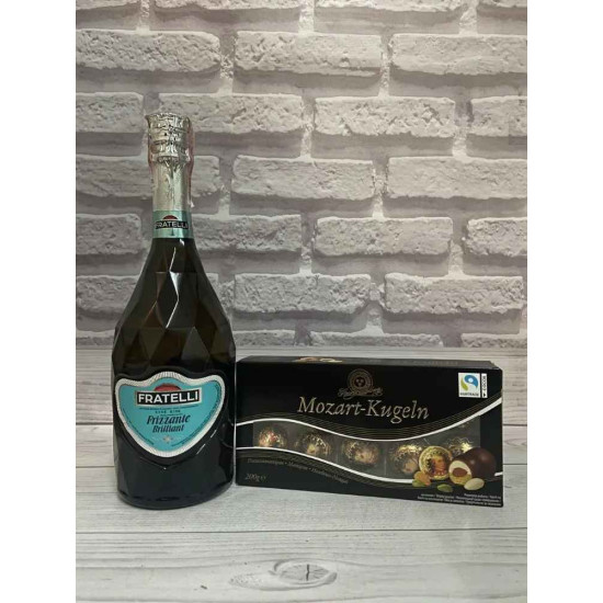 Цукерки шоколадні Mozart-Kugeln з марципаном + Вино Fratelli Frizzante слабогазоване сухе біле 0,75 л